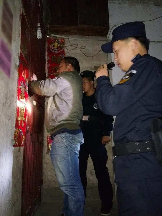 海南州粗心妈妈误将幼女锁家中 民警全城寻开锁师傅开门